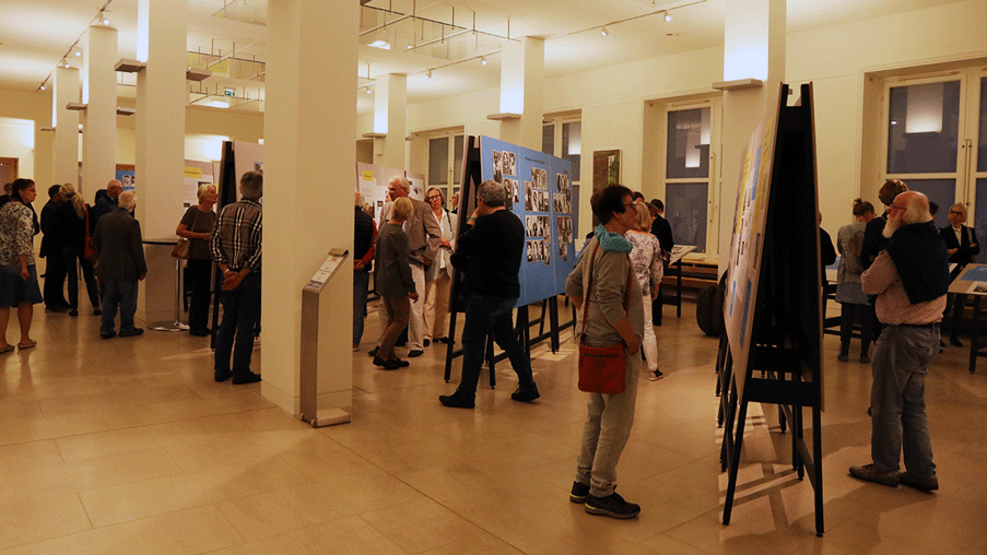 Übersichtsfoto über die Veranstaltungseröffnung über Sinti und Roma