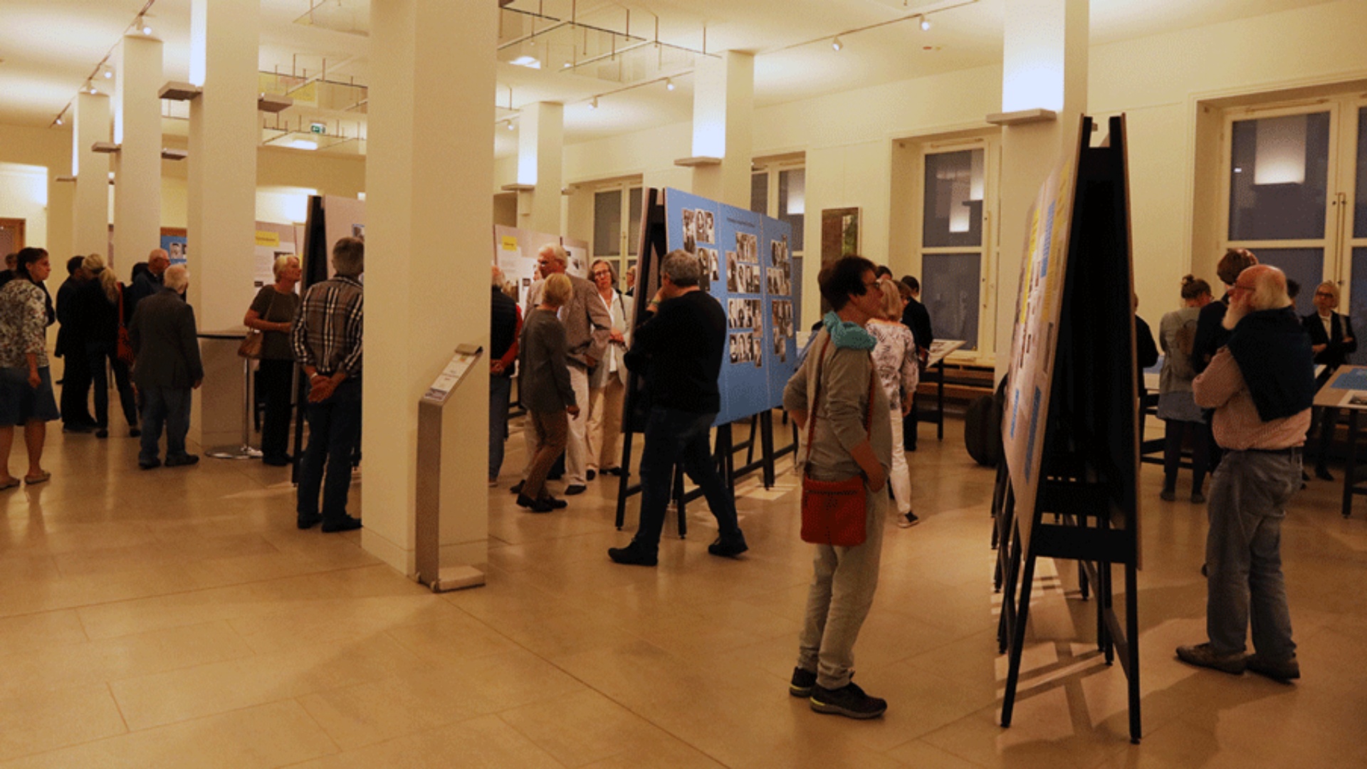 Übersichtsfoto über die Veranstaltungseröffnung über Sinti und Roma