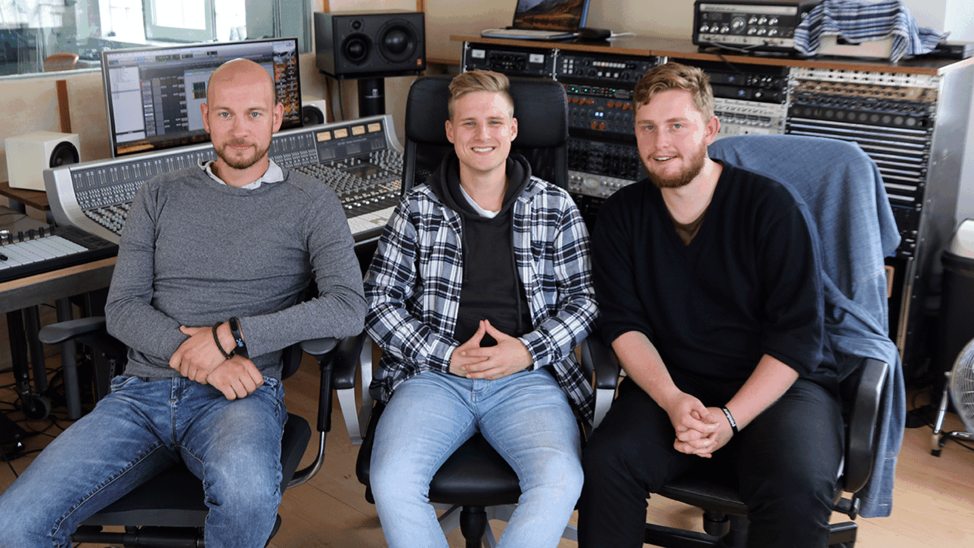 Die drei Gewinner des Songcontests im Tonstudio in Hamburg.
