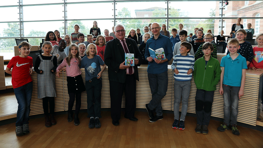 Kinder im Plenarsaal mit Thielmann und Schlie