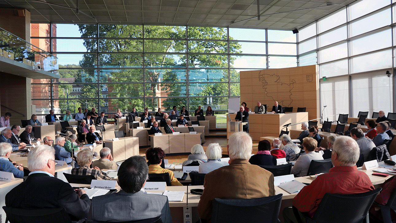 Landtagspräsident Klaus Schlie spricht im Plenarsaal vor dem Altenparlament