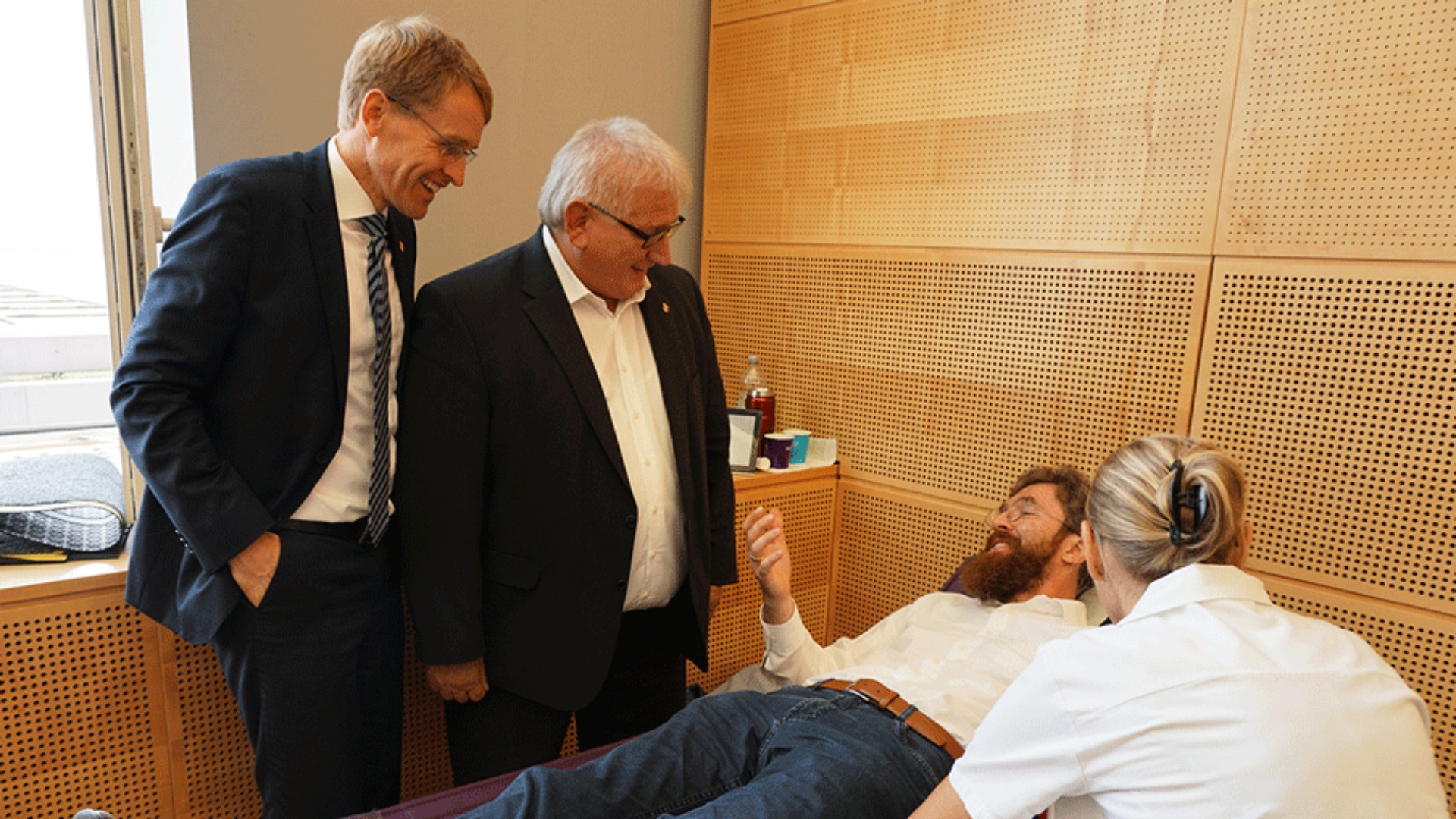 Schlie und Günther an der Liege mit einem Spendewilligen