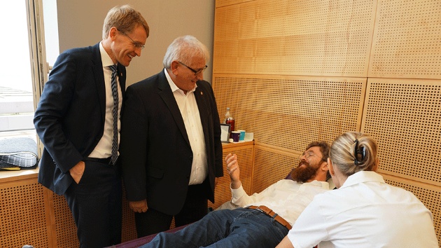 Schlie und Günther an der Liege mit einem Spendewilligen