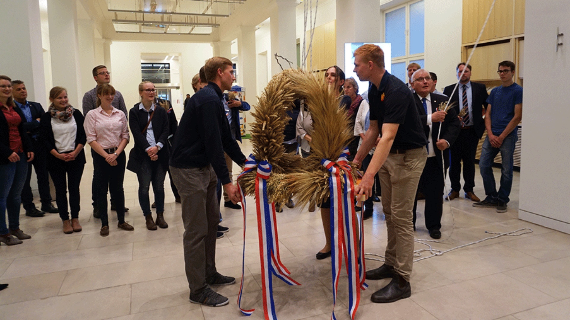 Die Landjugend Ostholstein zieht mit Schlie die Erntekrone nach oben