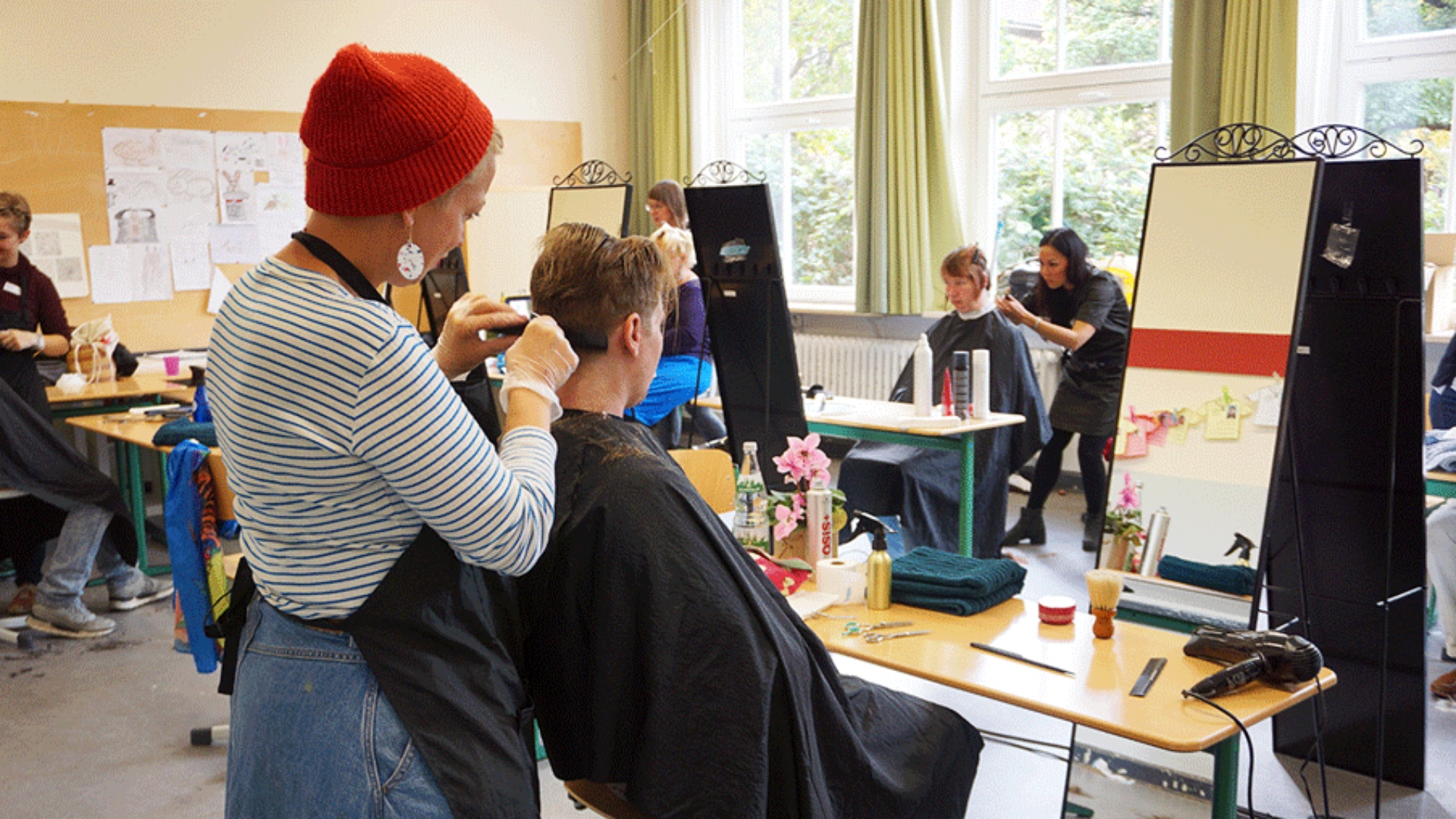 Friseur schneidet Obdachlosem die Haare