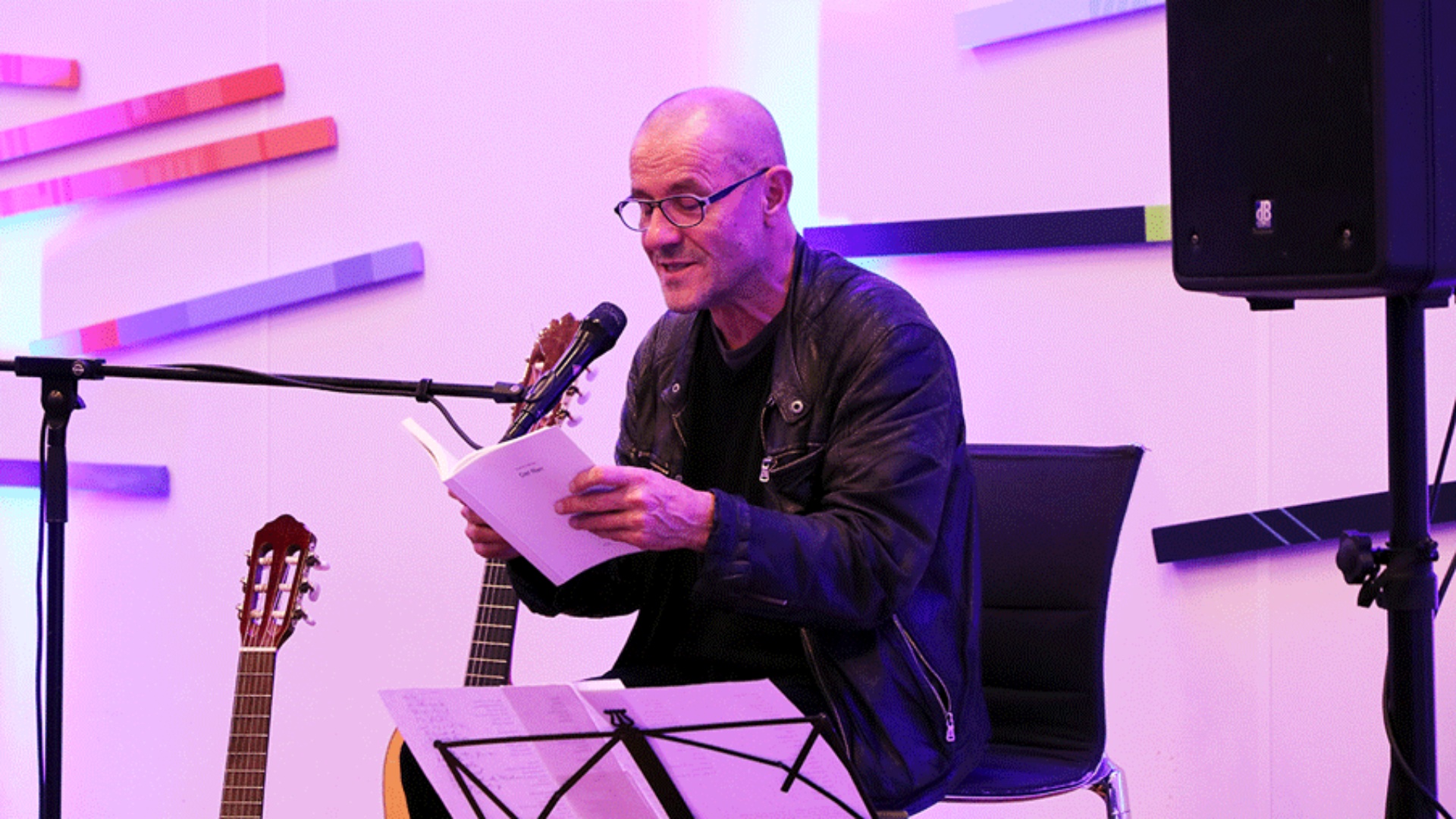 Der Künstler Stephan Krawczyk performt auf einer Bühne im Casino des Landeshauses