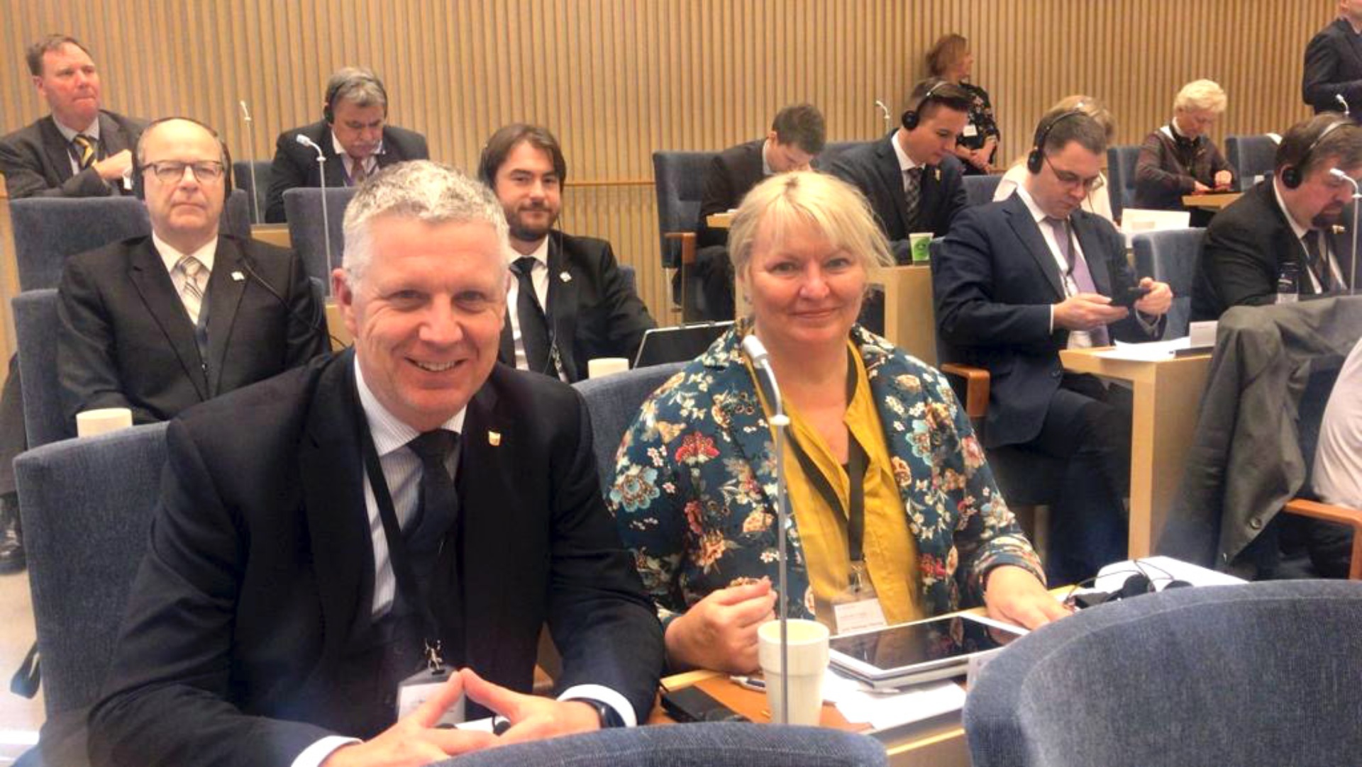 Die Abgeordneten Jörg Hansen (FDP) und Jette Waldinger-Thiering (SSW) im schwedischen Reichstag