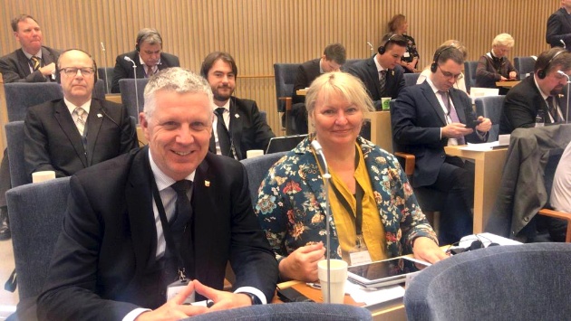 Die Abgeordneten Jörg Hansen (FDP) und Jette Waldinger-Thiering (SSW) im schwedischen Reichstag