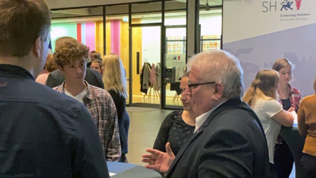Landtagspräsident Schlie ist mit mehreren Jugendlichen im Speed-Dating.