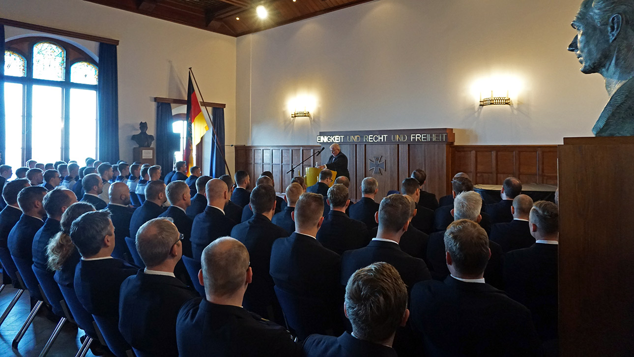 Landtagspräsident Klaus Schlie spricht zu jungen Offiziersanwärtern in der Aula der Marineschule Mürwik in Flensburg.