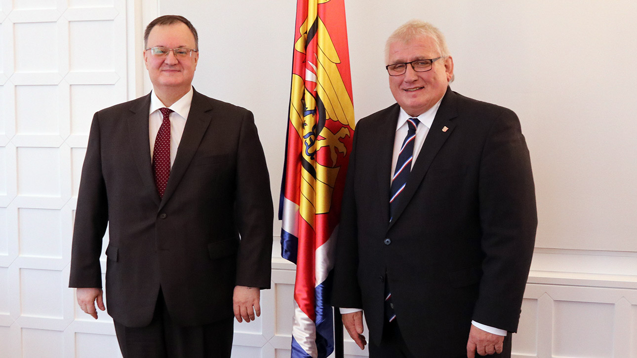 Der russische Generalkonsul Sharashkin steht mit Landtagspräsident Schlie in dessen Dienstzimmer.