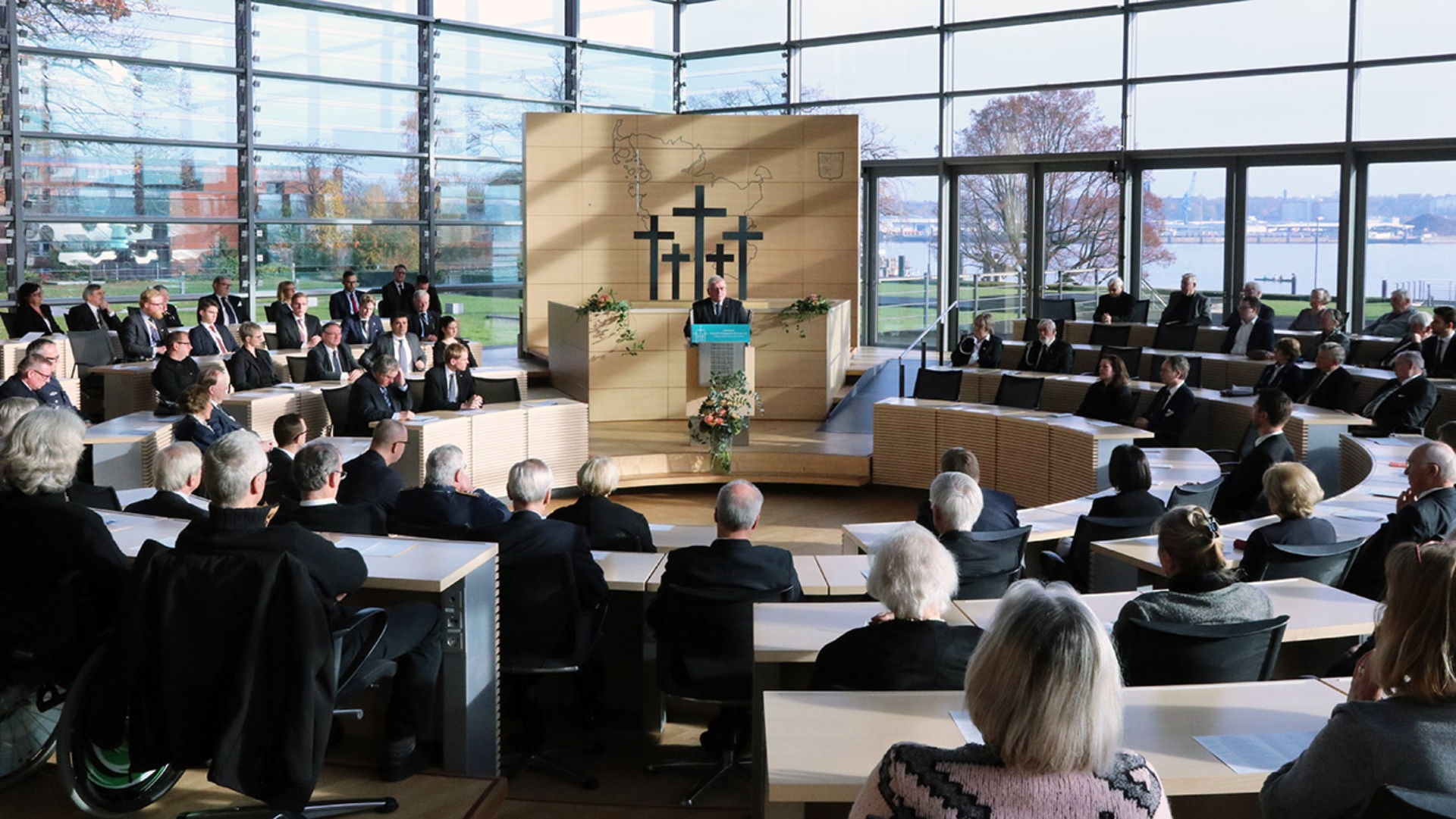 Lsandtagspräsident Klaus Schlie hält in der Zentralen Gedenkstunde zum Volkstrauertag im Plenarsaal ein Grußwort.