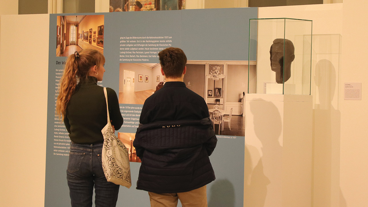 Schautafeln informieren pber das Museuam in Lübeck. Rechts im Bild: eine von Hans Schwegerle geschaffene Porträtbüste Thomas Mann. 