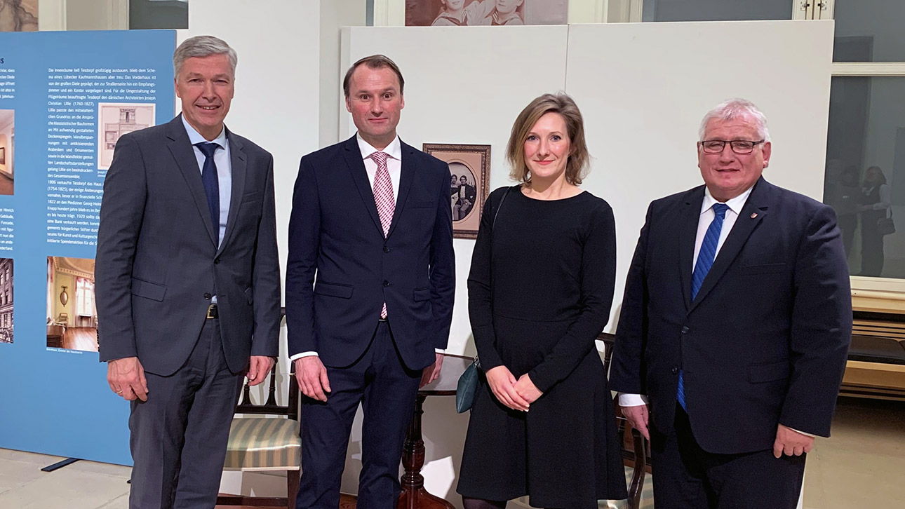 Gruppenfoto mit dem Vorstandsvorsitzenden der IB-SH, Erk Westermann-Lammers, dem Leiter des Museums Behnhaus Drägerhaus, Alexander Bastek, Museums-Volontärin Ruth Neumann und Landtagspräsident Klaus Schlie.