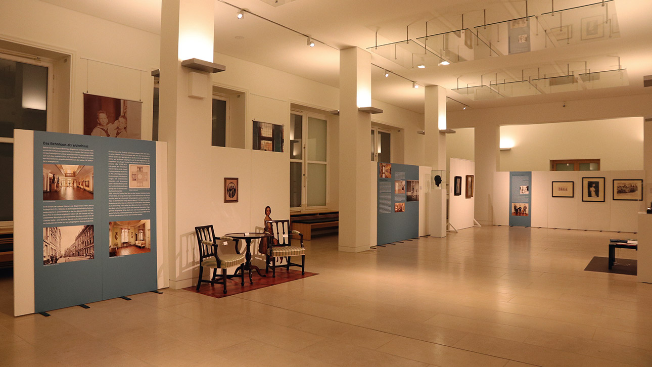 Blick über die Ausstellung in der Halle des Landeshauses.