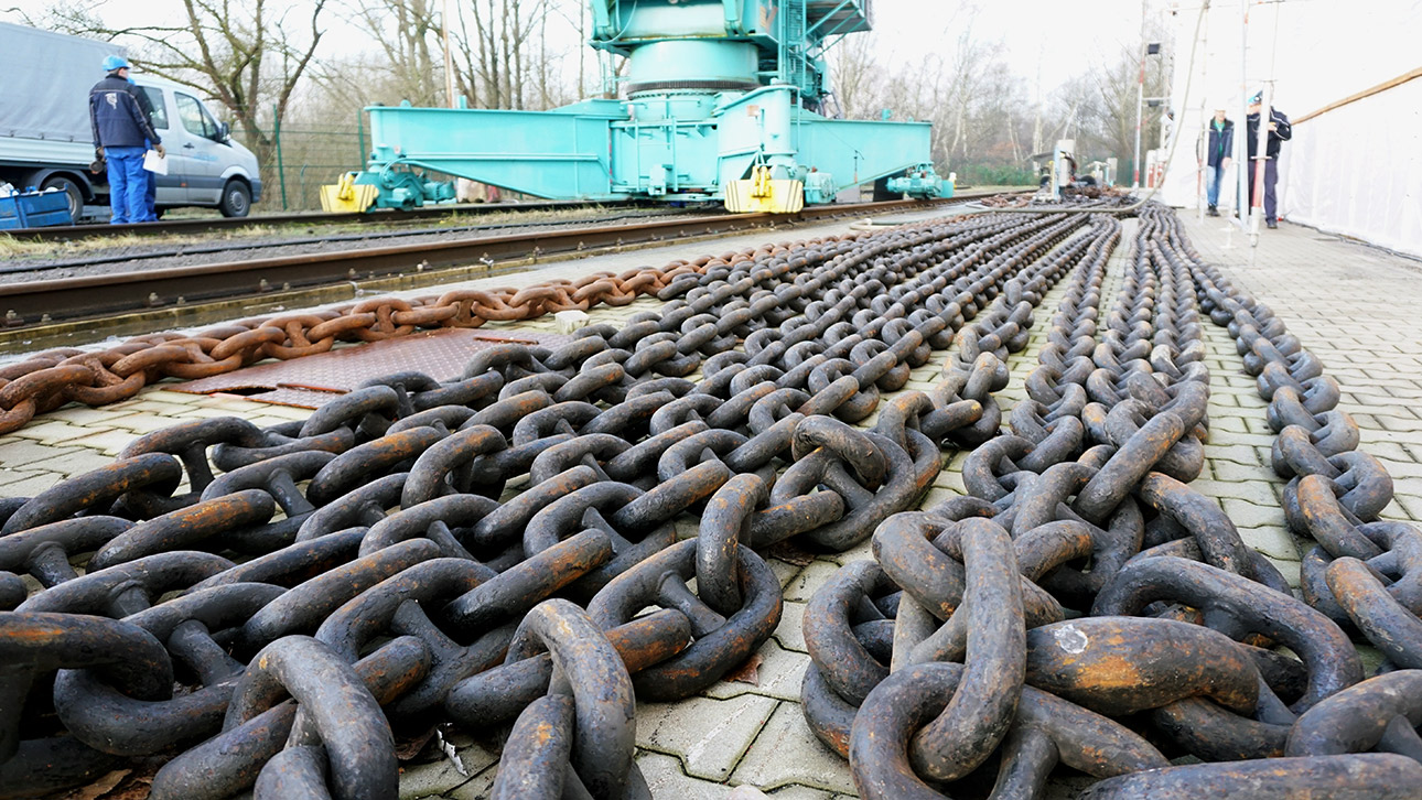 Die Ankerkette der in der Werft liegenden Gorch Fock 