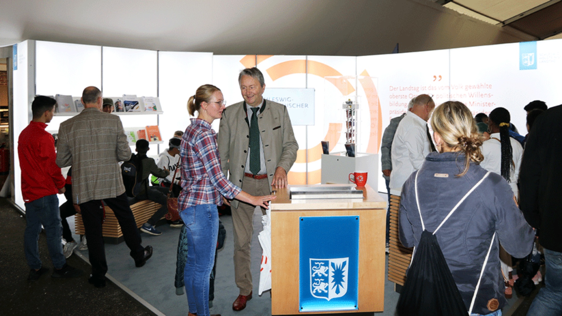 Hauke Göttsch am Stand des Landtages bei der Norla