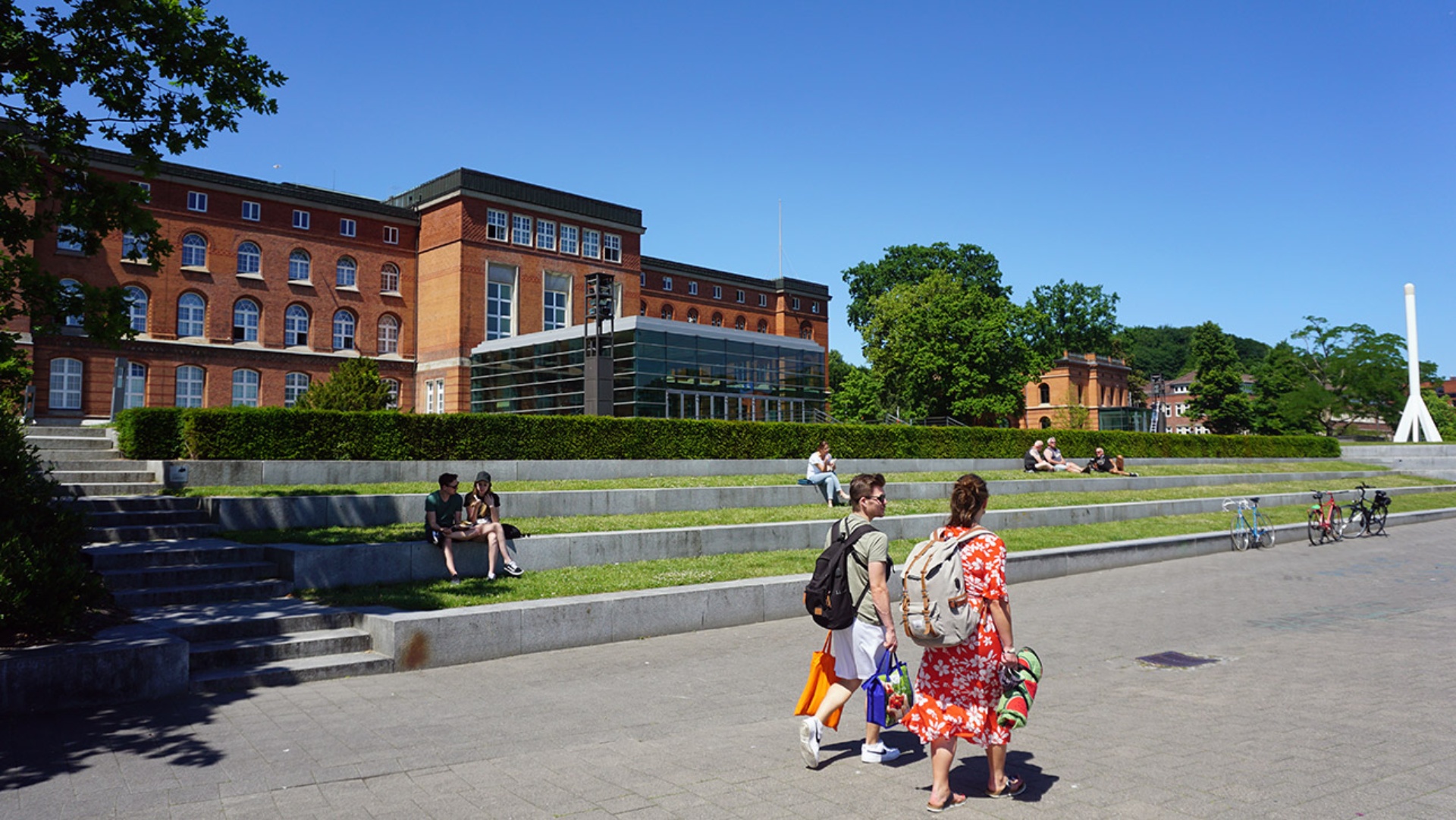 Im Sommer laden die Treppen vorm Landeshaus zum Verweilen ein.  