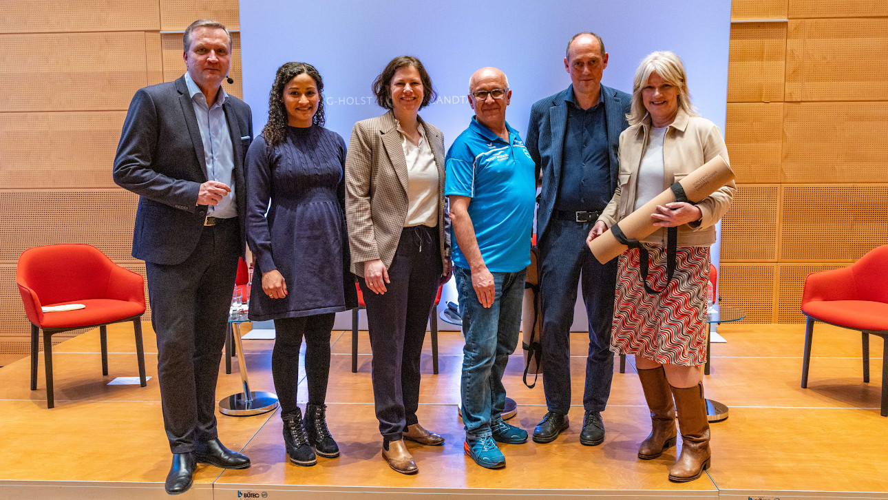Die Teilnehmerinnen und Teilnehmer der Podiumsdiskussion (v.l.n.r.): Andreas Käckell (NDR), Nicole Grosch, (SCHLOSSER Reitsportteam), Landtagspräsidentin Kristina Herbst, Mehmet Karakavak (Elmshorner MTV von 1860 e.V.), Prof. Dr. Martin Nolte (Deutsche Sporthochschule Köln), Barbara Ostmeier (Landessportverband Schleswig-Holstein e.V.)