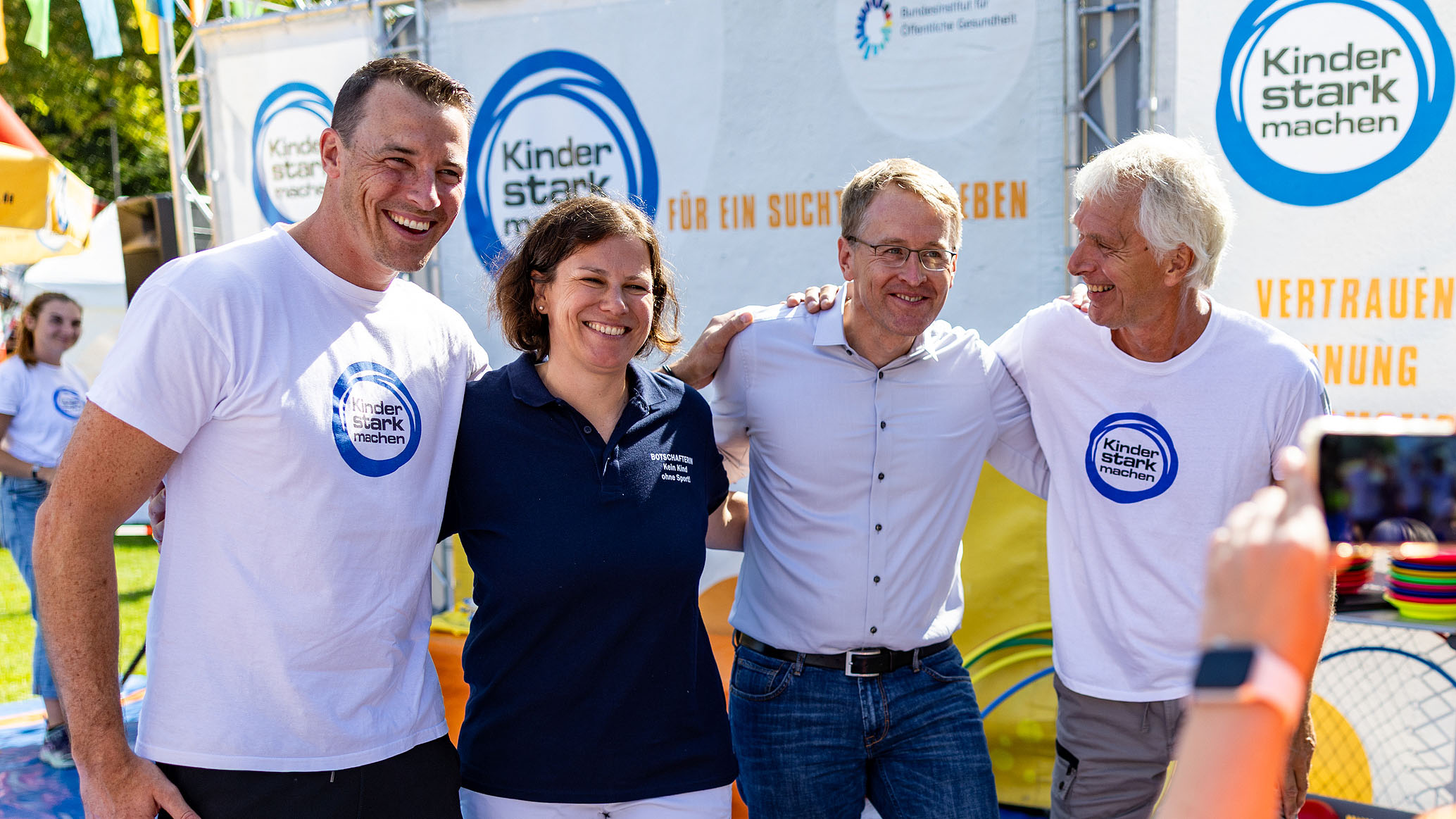 2025_09_08_Tag_des_Sports_web_02 Landtagspräsidentin Kristina Herbst (z.v.l.) und Ministerpräsident Daniel Günther (z.v.r.) mit Mitgliedern des „Kinder stark machen“-Teams des Bundesinstituts für Öffentliche Gesundheit (BIÖG)