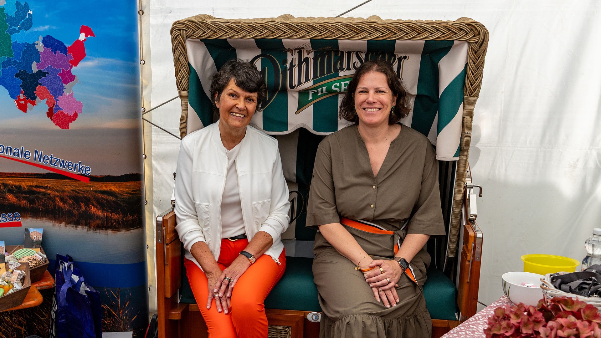Landtagspräsidentin Kristina Herbst und Kreispräsidentin Ute Bowieck-Dethlefs in einem Strandkorb auf dem Dithmarschentag