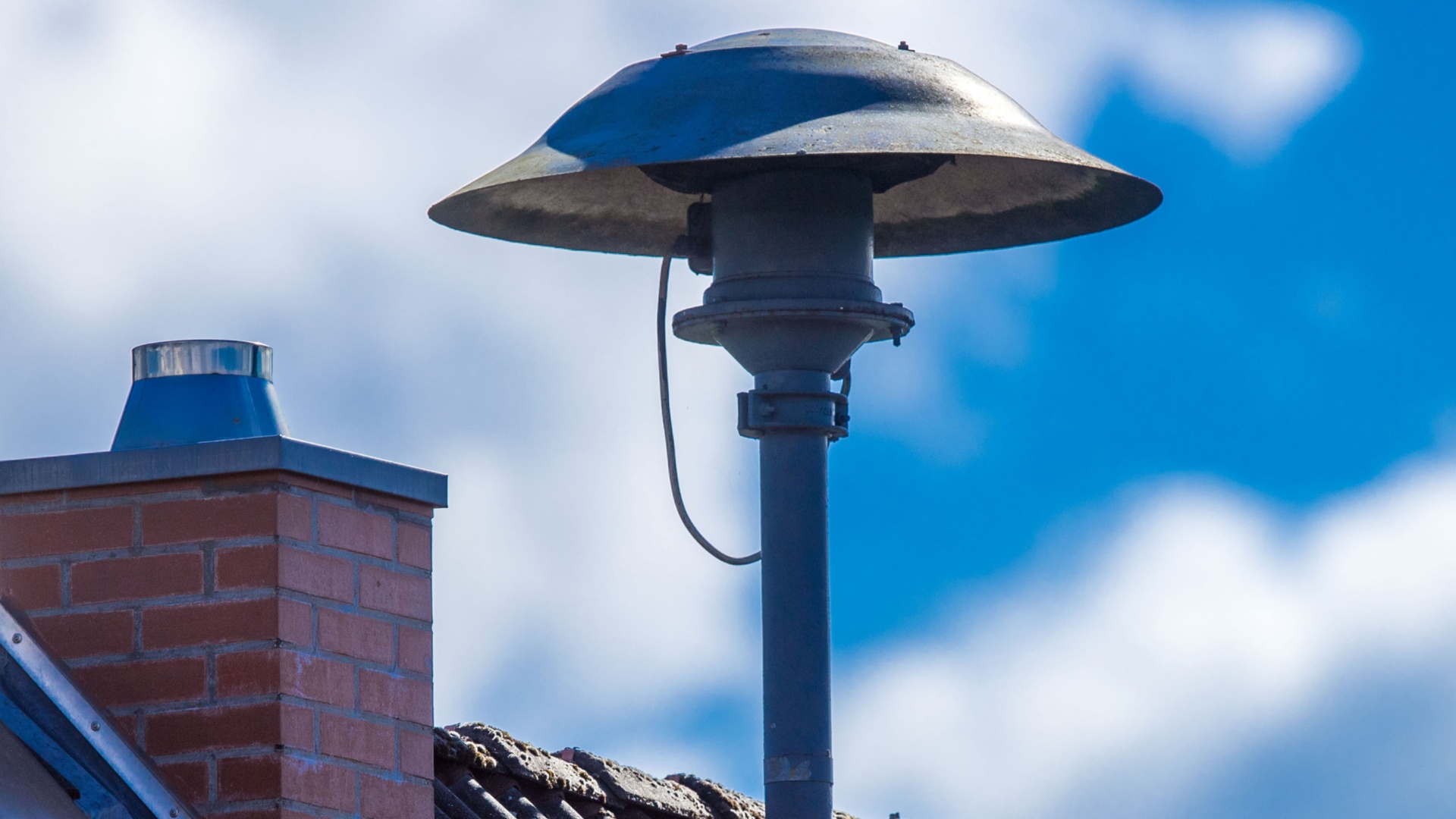 Eine Alarmsirene auf einem Hausdach