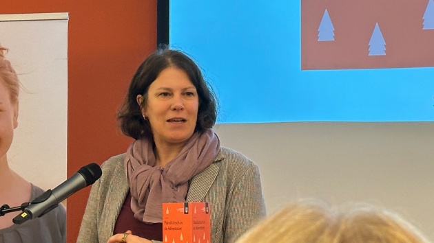 Landtagspräsidentin Kristina Herbst spricht im Rahmen des Abends Plattdüütsch in de Adventstiet