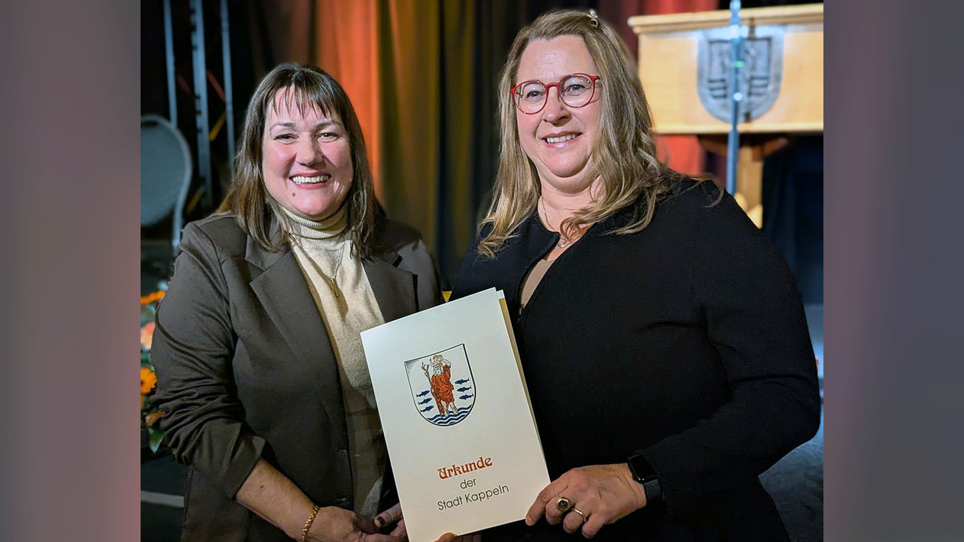 Landtagsvizepräsidentin Beate Raudies (li.) und die Preisträgerin des 34. Niederdeutschen Literaturpreises, Susanne Bliemel