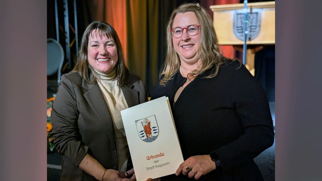 Landtagsvizepräsidentin Beate Raudies (li.) und die Preisträgerin des 34. Niederdeutschen Literaturpreises, Susanne Bliemel