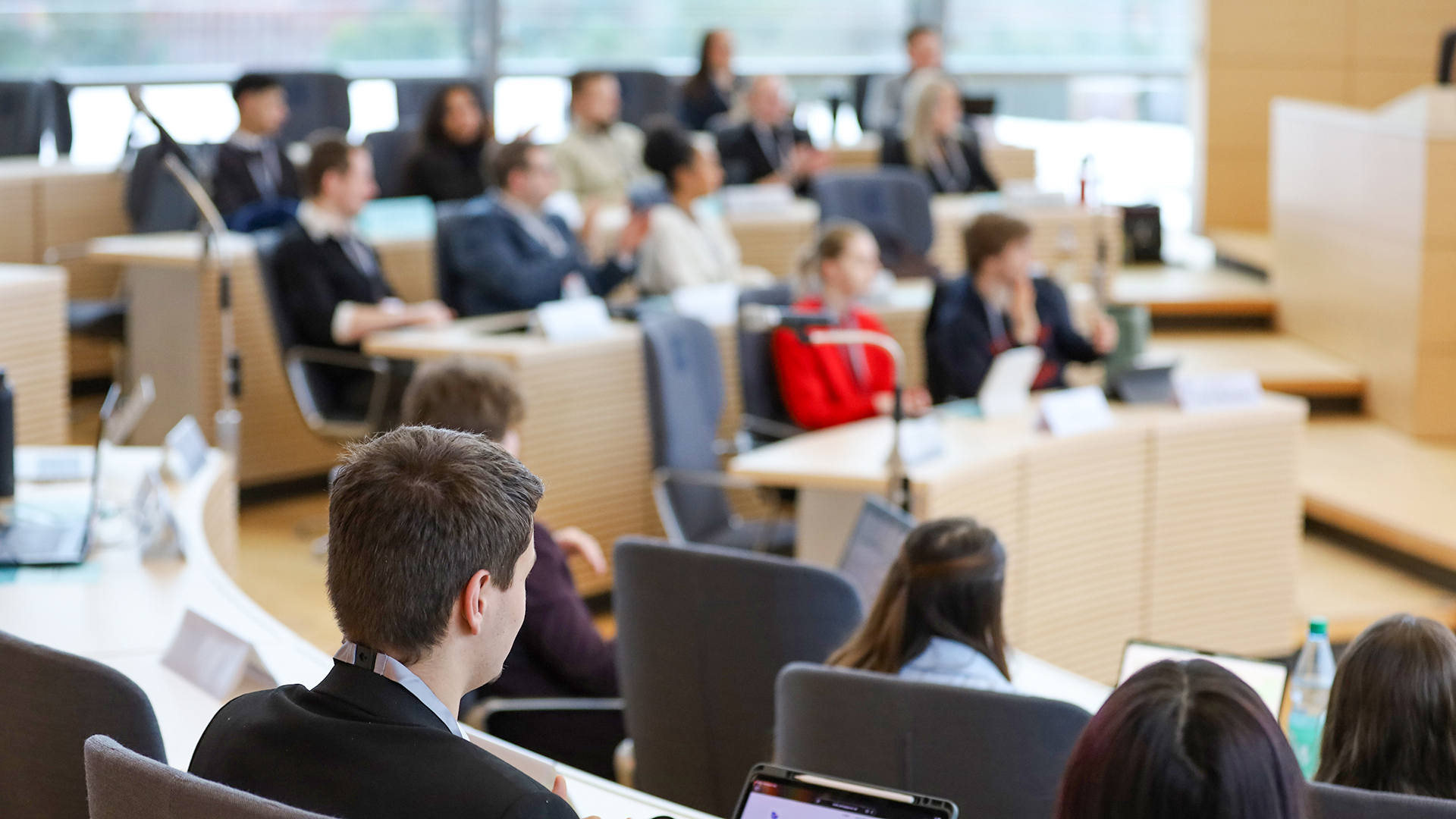 Schülerinnen und Schüler sitzen im Rahmen des Landesschülerparlament BS im Plenarsaal