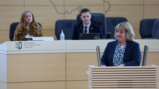 Jette Waldinger-Thiering spricht im Rahmen des Landesschülerparlament BS ein Grußwort