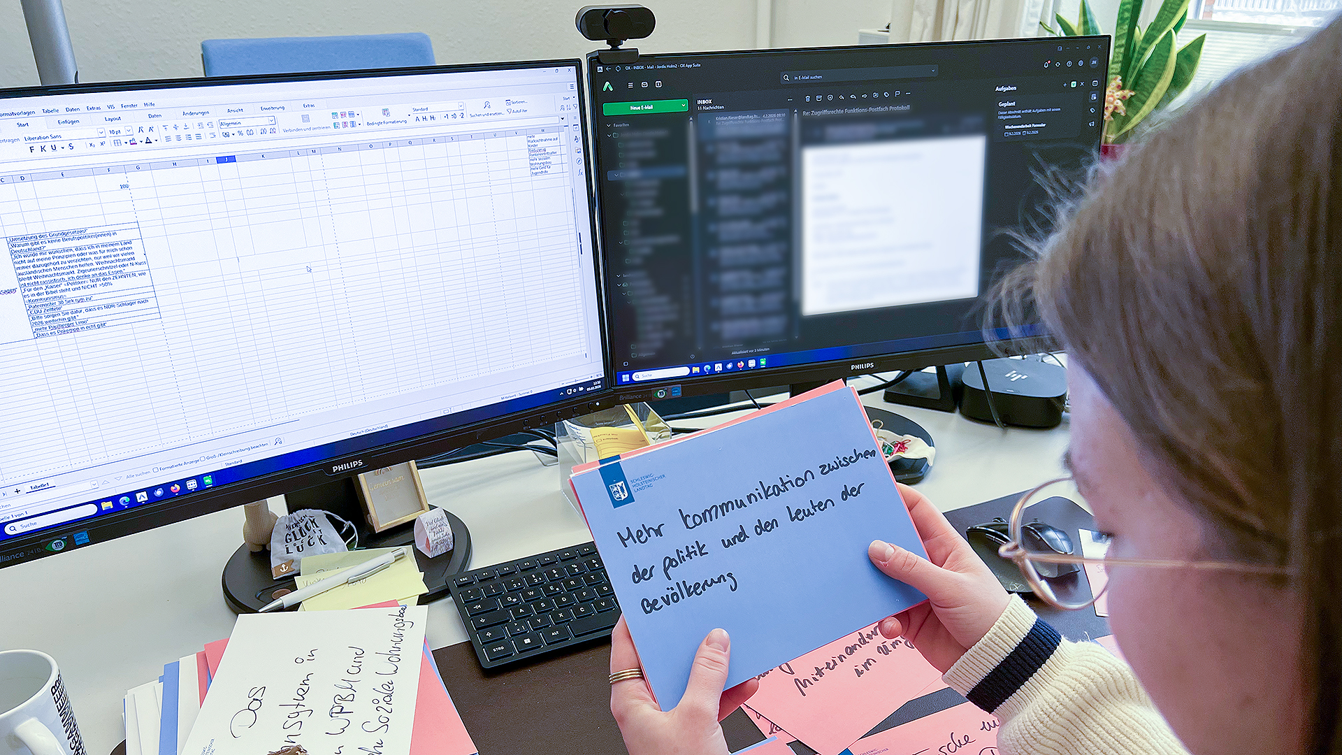 Landtagsmitarbeiterin Jordis Holm bei der Auswertung der Karten der Pinnwandaktion des TdoT