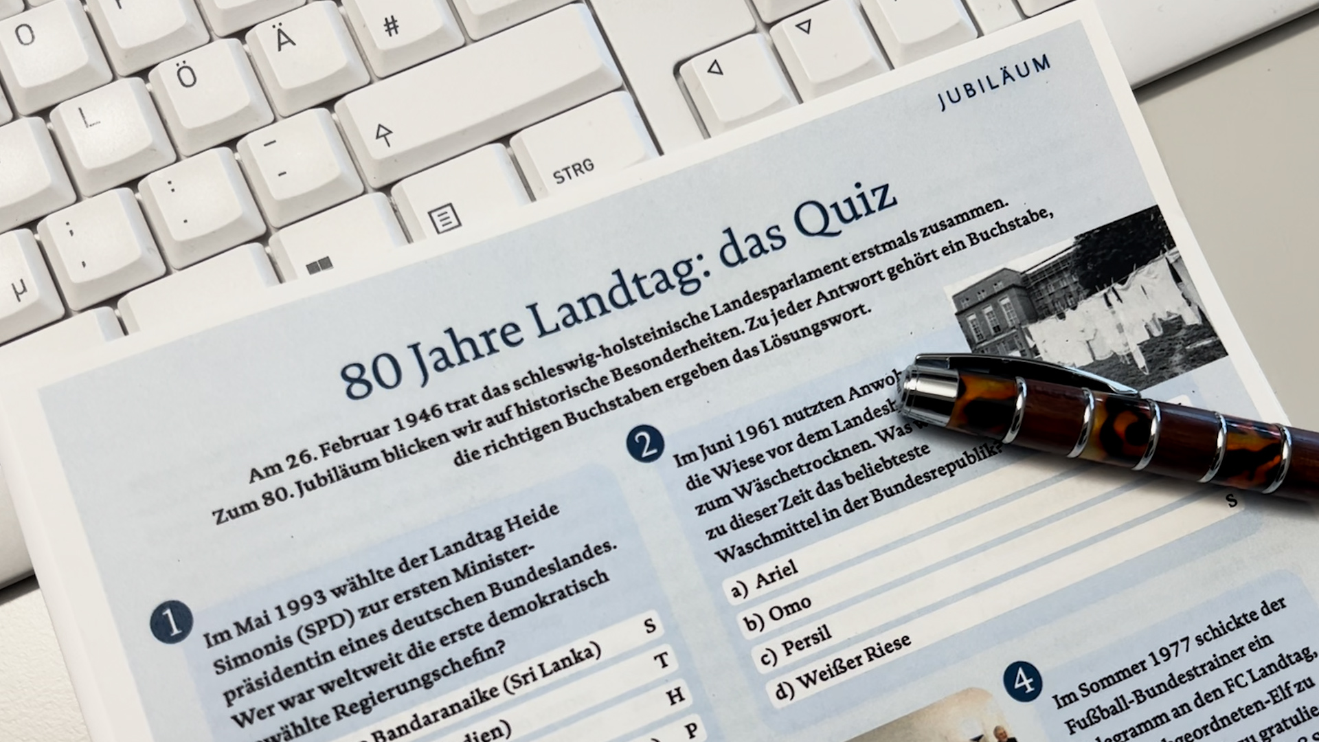 Quiz-Seite aus "Der Landtag" liegt auf einer Tastatur