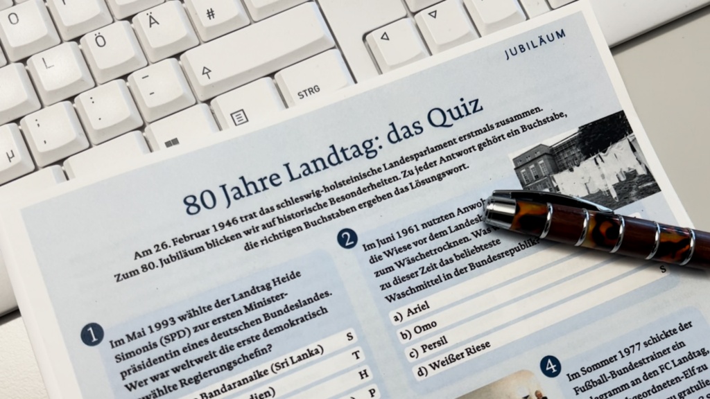 Quiz-Seite aus "Der Landtag" liegt auf einer Tastatur