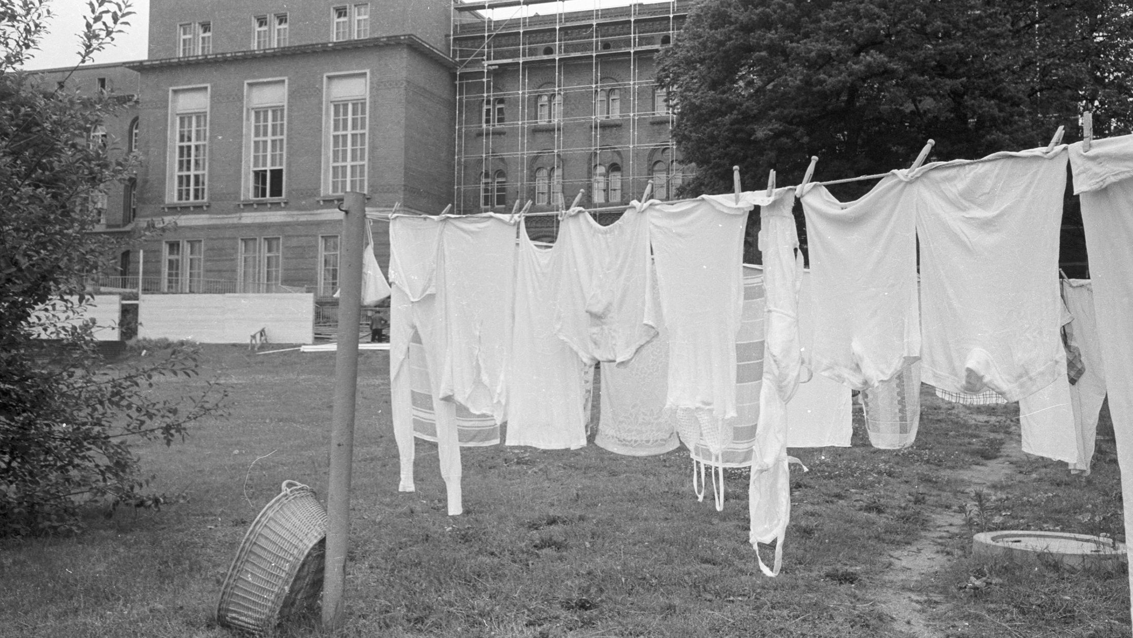 Eine Wäscheleine auf der Wiese des Landeshauses im Jahr 1961