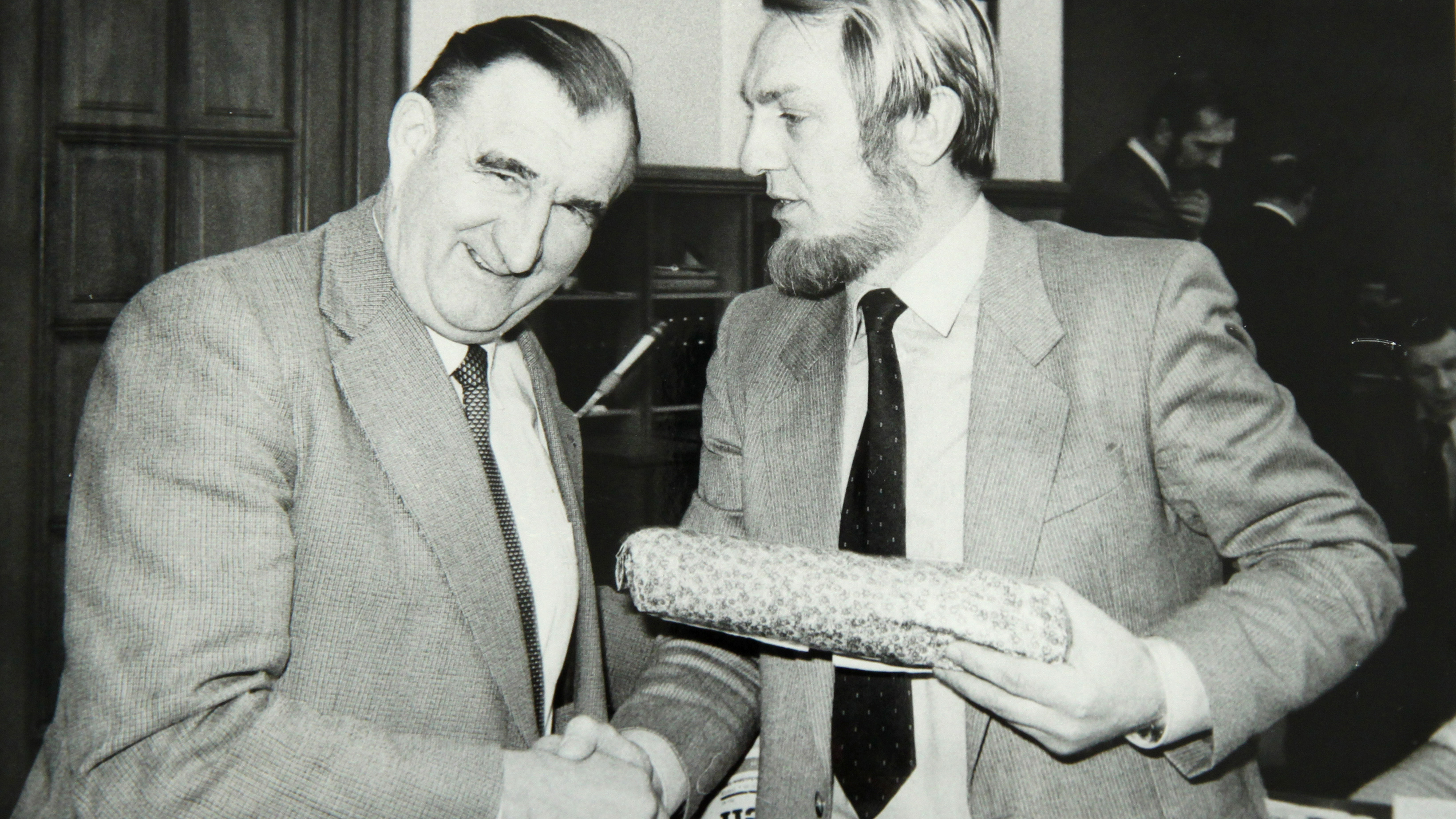 Übergabe einer Wurst im Landeshaus