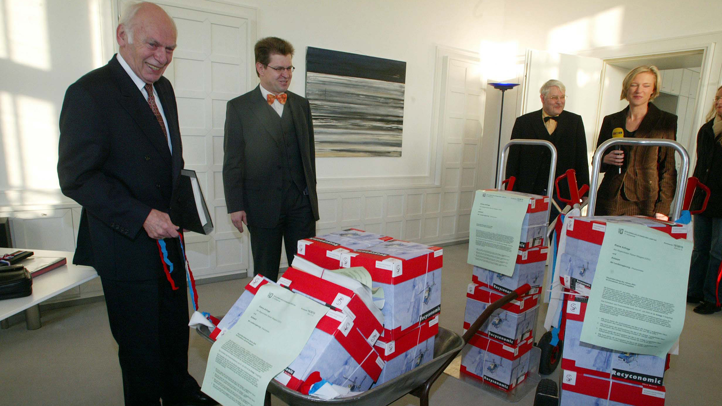 Die Antwort auf eine kleine Anfrage wird in Schubkarren geliefert