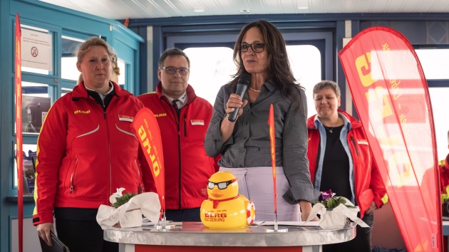 Landtagsvizepräsidentin Annabell Krämer hält ein Grußwort im Rahmen des Bordabends der DLRG Ratzeburg