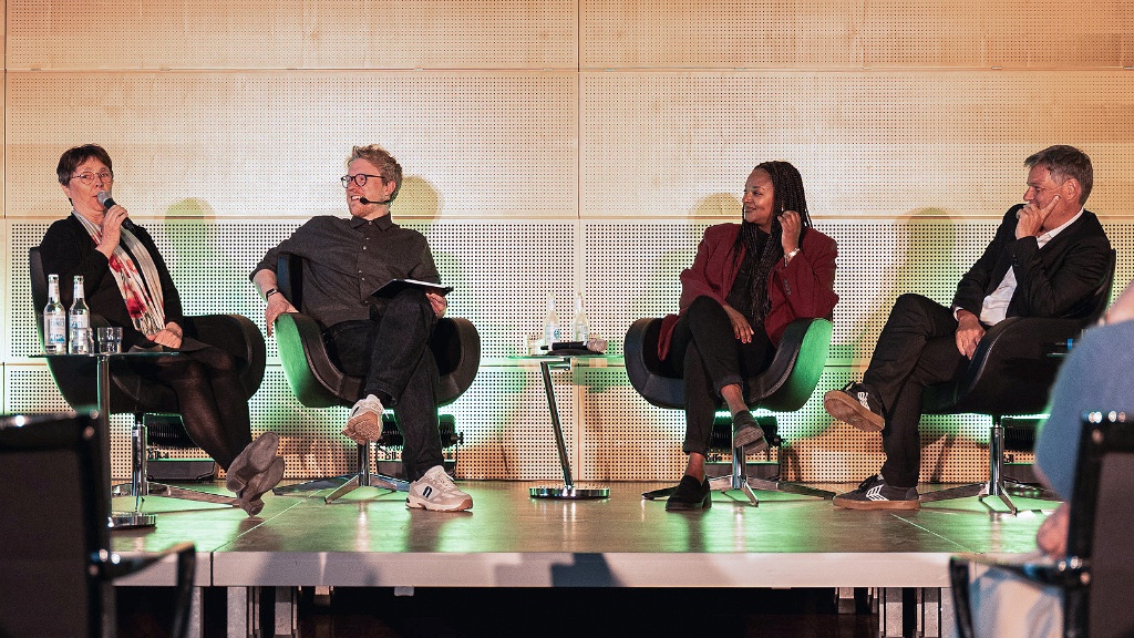 Talkrunde im Rahmen des 30-jährigen Jubiläums der Grünen-Fraktion. V. l. n .r. : Ehemalige Finanzministerin Monika Heinold, Grünen-Fraktionsvorsitzender Lasse Petersdotter, Sozialministerin Aminata Touré, ehemaliger Vizekanzler und Bundeswirtschaftsminister Robert Habeck