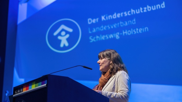 Beate Raudies spricht ein Grußwort im Rahmen des Kinderrechtegipfels