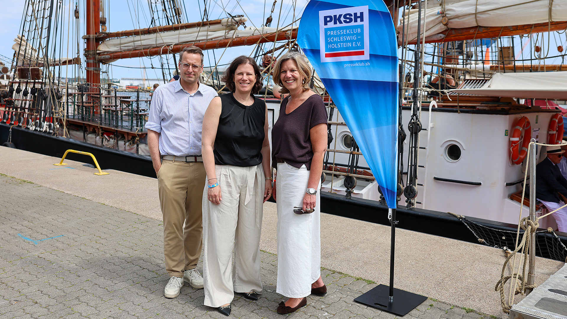 Landtagspräsidentin Kristina Herbst (mitte) mit der ersten Vorsitzenden und dem zweiten Vorsitzenden des PKSH, Gyde Opitz (rechts) und Tobias Hochscherf (links) 