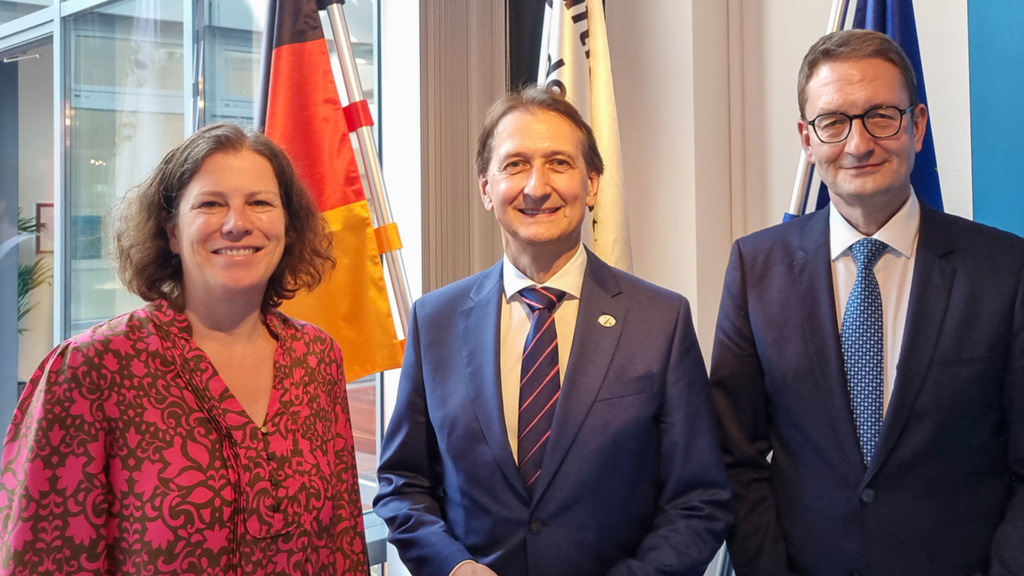 Landtagspräsidentin Kristina Herbst mit KBA-Präsident Richard Damm (mitte) und Staatssekretär im Bundesministerium für Verkehr, Stefan Schnorr 