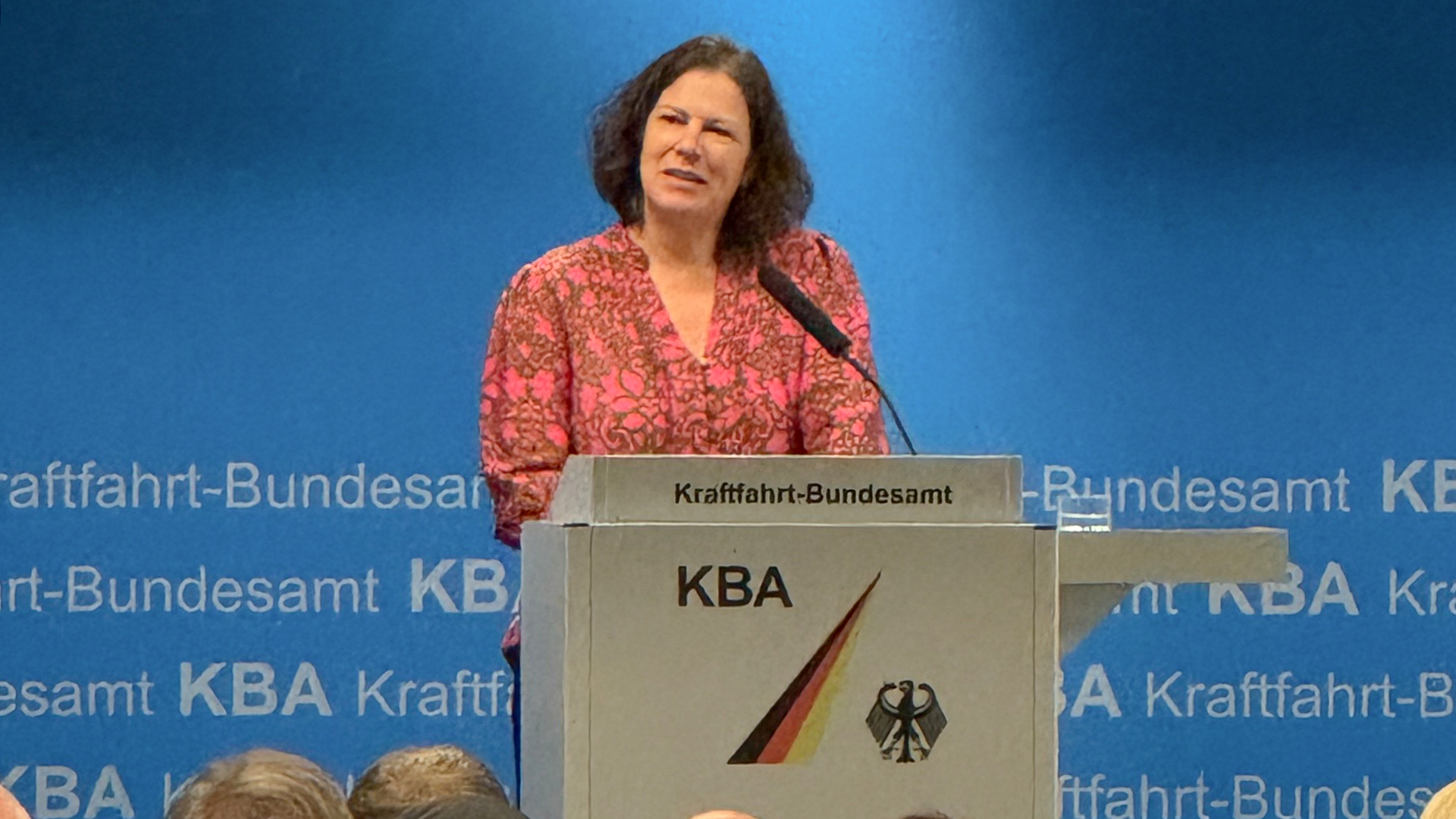 Landtagspräsidentin Kristina Herbst hält ein Grußwort anlässlich des 75-jährigen Jubiläums beim Kraftfahrtbundesamt