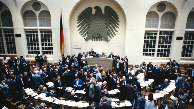 Im Bonner Wasserwerk, den provisorischen Sitzungssaal des Bundestages, fiel 1991 die Entscheidung für den Umzug nach Berlin. 