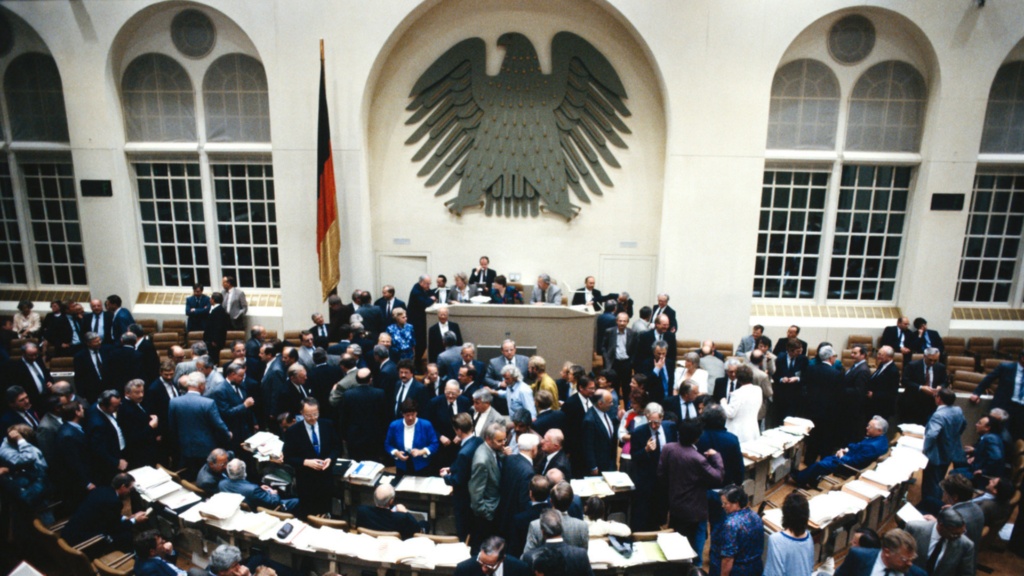 Im Bonner Wasserwerk, den provisorischen Sitzungssaal des Bundestages, fiel 1991 die Entscheidung für den Umzug nach Berlin. 