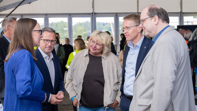Im Gespräch: Ina Kamps (v. l. n. r.), COO TenneT, Stader Landrat Kai Seefried, Jette Waldinger-Thiering, Vizepräsidentin des Schleswig-Holsteinischen Landtages, Daniel Günther (CDU), Ministerpräsident von Schleswig-Holstein, und Christian Meyer (Bündnis 90/Die Grünen), Minister für Umwelt, Energie und Klimaschutz von Niedersachsen