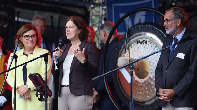 Landtagspräsidentin Kristina Herbst mit Bürgermeisterin Janet Sönnichsen (links) und Stadtpräsident Thomas Krabbes