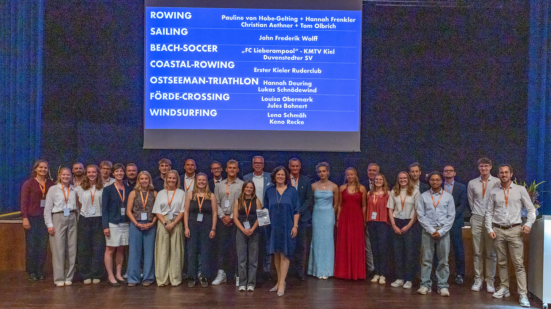 Landtagspräsidentin Kristina Herbst mit Gewinnerinnen und Gewinnern des BSPC Sports Award im Rahmen des Galaabends der BSPC in Timmendorfer Strand