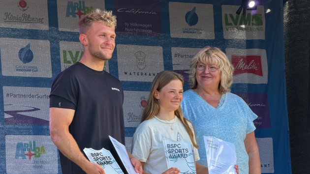 Landtagsvizepräsidentin Jette Waldinger-Thiering mit den Gesamtsiegenden des California Windsurf Cup in Pelzerhaken: Lena Schmäh (Mitte) und Keno Recke