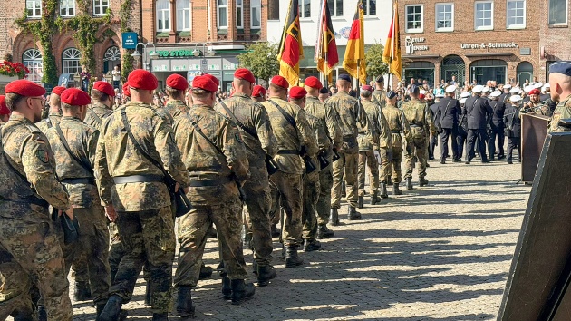 Einzug der Soldatinnen und Soldaten beim öffentlichen Gelöbnis in Husum